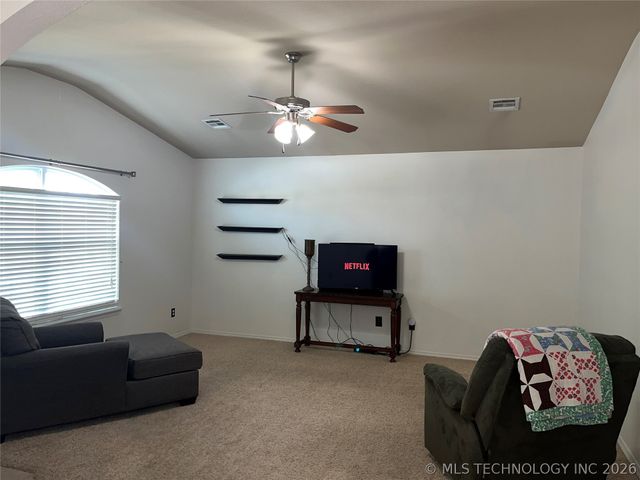 520 S Creek Street, Skiatook, OK 74070