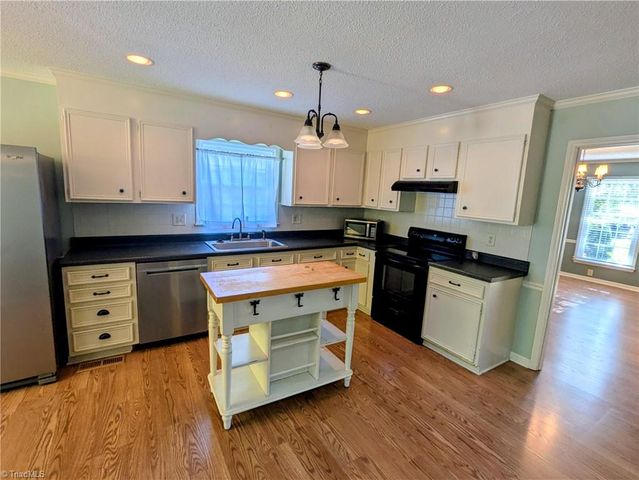 6913 Crandall Court, Clemmons, NC 27012