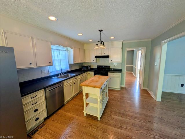 6913 Crandall Court, Clemmons, NC 27012