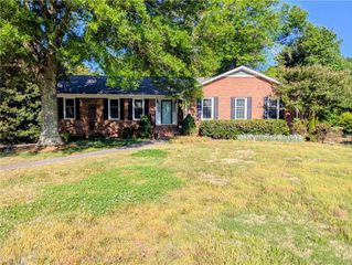 6913 Crandall Court, Clemmons, NC 27012