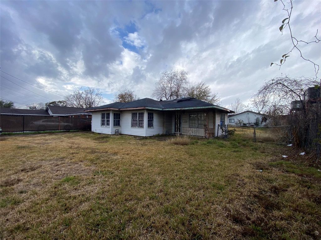 521 E Witcher Lane, Houston, TX 77076