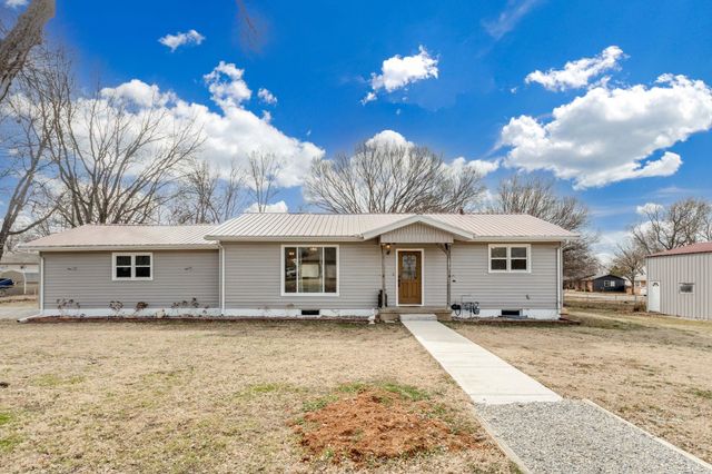 123 W 4th St, Douglass, KS 67039