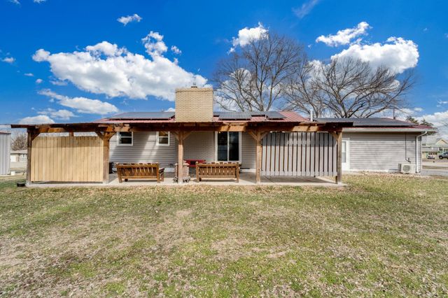 123 W 4th St, Douglass, KS 67039