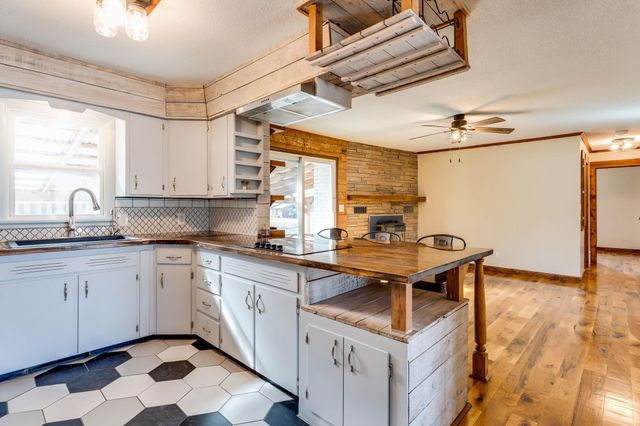 123 W 4th St, Douglass, KS 67039