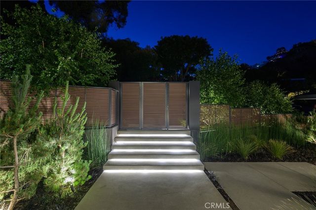 8808 Thrasher Avenue, Los Angeles, CA 90069