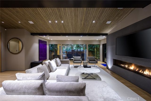 8808 Thrasher Avenue, Los Angeles, CA 90069