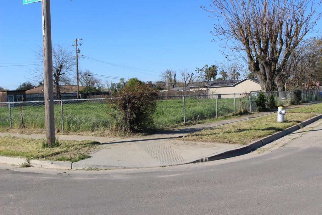 Image 1 of property listing at 412 E Grove Avenue, Fresno, CA 93706