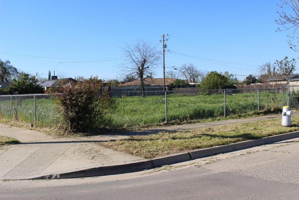 Image 2 of property listing at 412 E Grove Avenue, Fresno, CA 93706