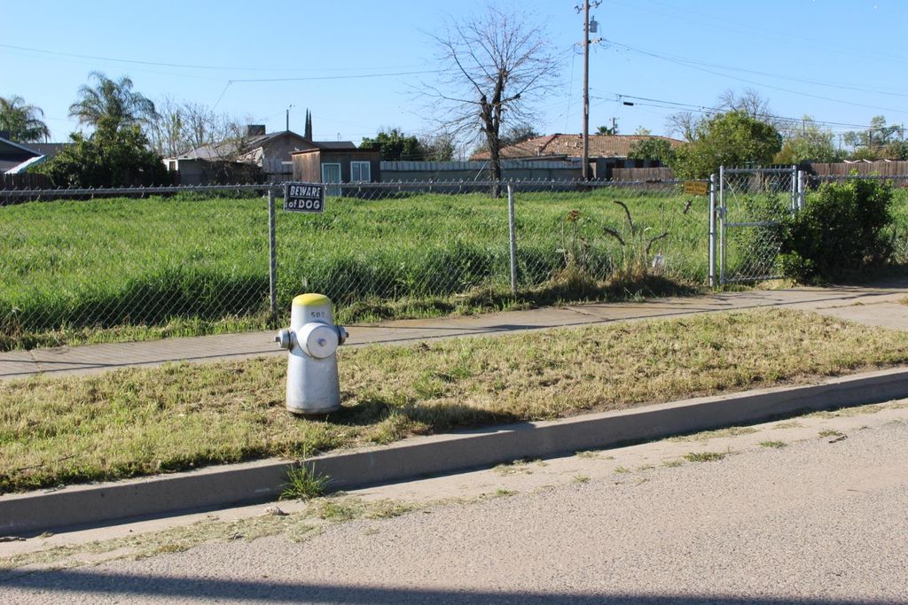 Image 3 of property listing at 412 E Grove Avenue, Fresno, CA 93706