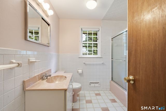 16 Floral Lane, Trumbull, CT 06611