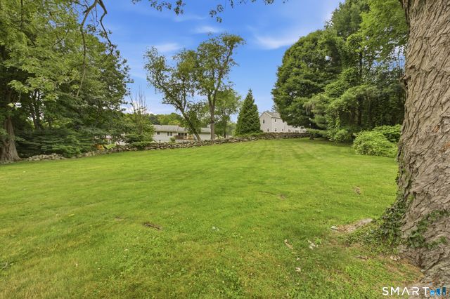 16 Floral Lane, Trumbull, CT 06611