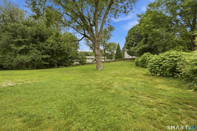 16 Floral Lane, Trumbull, CT 06611