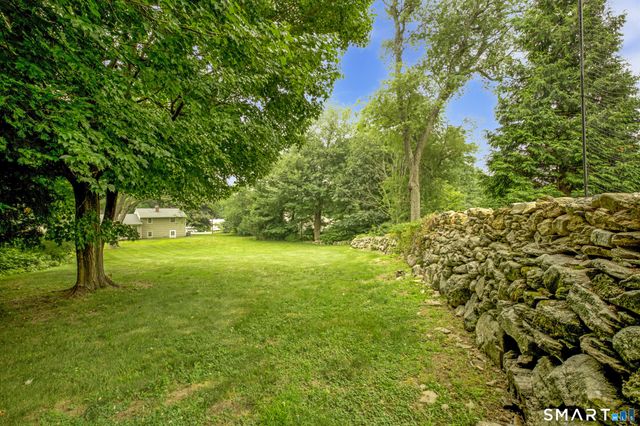 16 Floral Lane, Trumbull, CT 06611