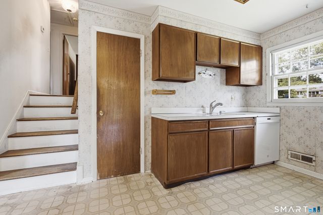 16 Floral Lane, Trumbull, CT 06611