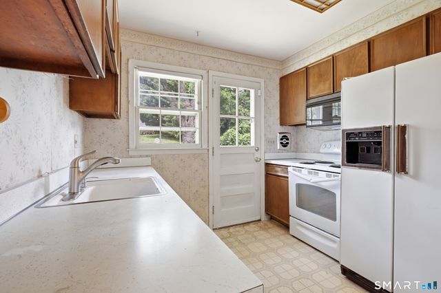 16 Floral Lane, Trumbull, CT 06611