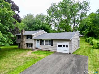16 Floral Lane, Trumbull, CT 06611