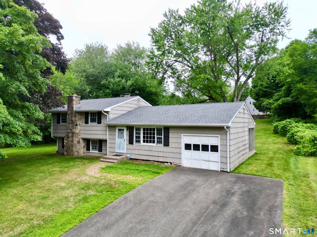 16 Floral Lane, Trumbull, CT 06611