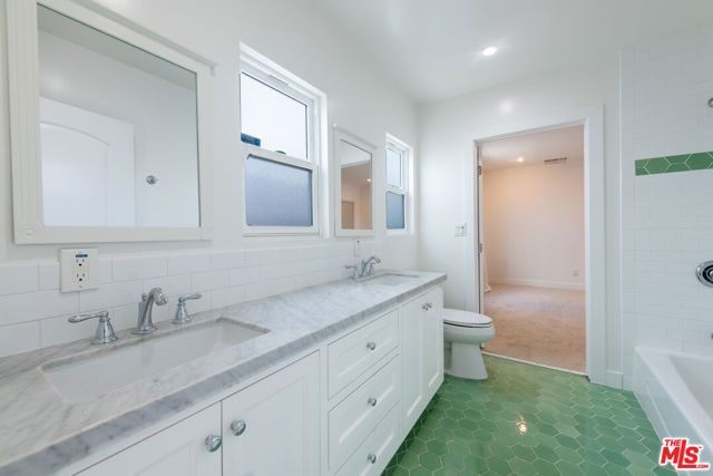 1110 Queen Anne Place, Los Angeles, CA 90019