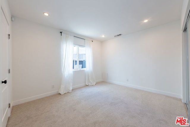1110 Queen Anne Place, Los Angeles, CA 90019