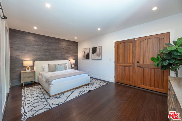 1110 Queen Anne Place, Los Angeles, CA 90019