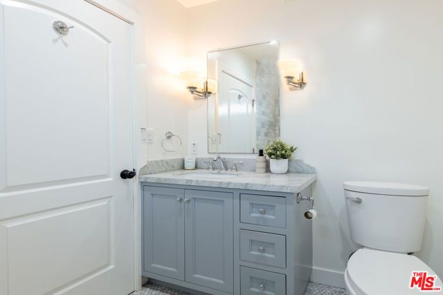 1110 Queen Anne Place, Los Angeles, CA 90019