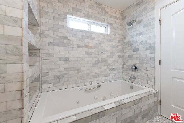 1110 Queen Anne Place, Los Angeles, CA 90019