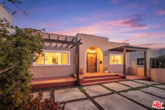 1110 Queen Anne Place, Los Angeles, CA 90019