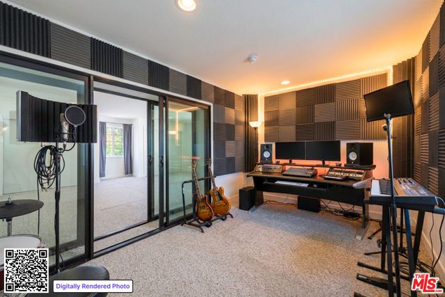 1110 Queen Anne Place, Los Angeles, CA 90019