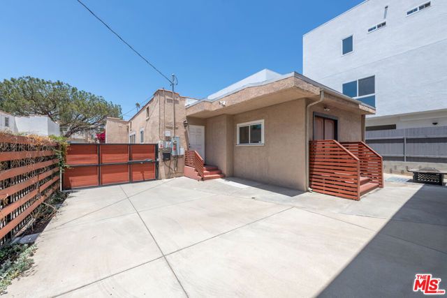 1110 Queen Anne Place, Los Angeles, CA 90019