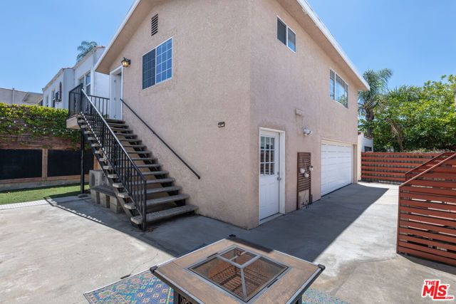 1110 Queen Anne Place, Los Angeles, CA 90019