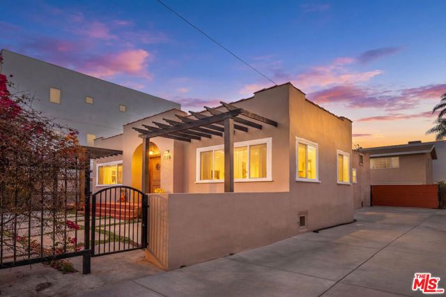 1110 Queen Anne Place, Los Angeles, CA 90019
