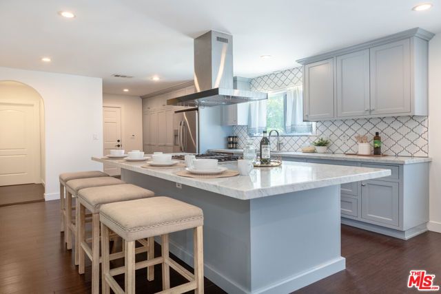 1110 Queen Anne Place, Los Angeles, CA 90019