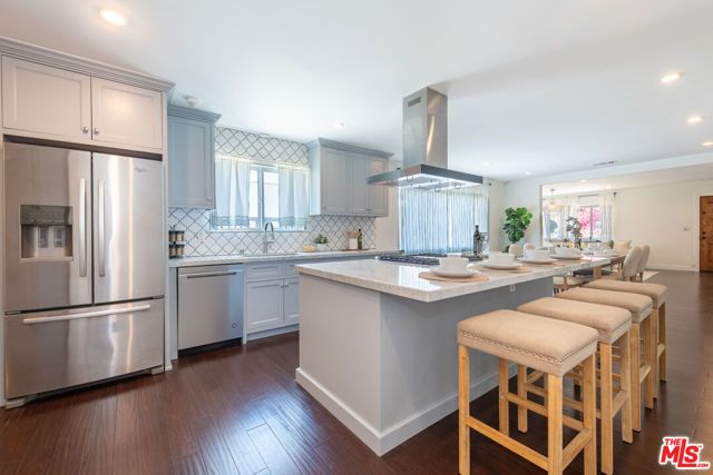 1110 Queen Anne Place, Los Angeles, CA 90019