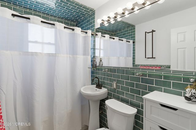 135 Belshaw Avenue, Shrewsbury Twp, NJ 07724