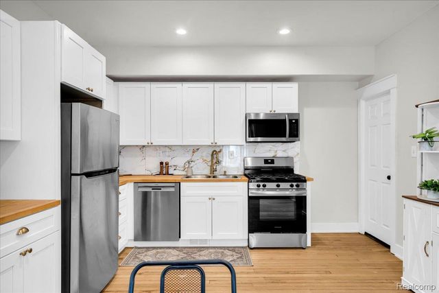 7950 E Lafayette Street, Detroit, MI 48214