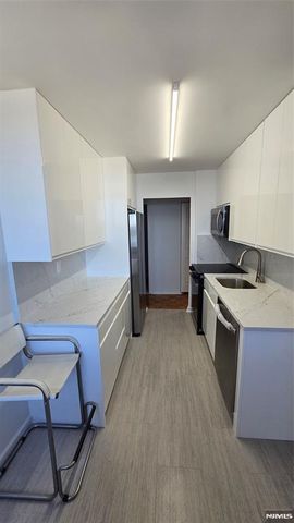 200 Winston 1006, Cliffside Park, NJ 07010