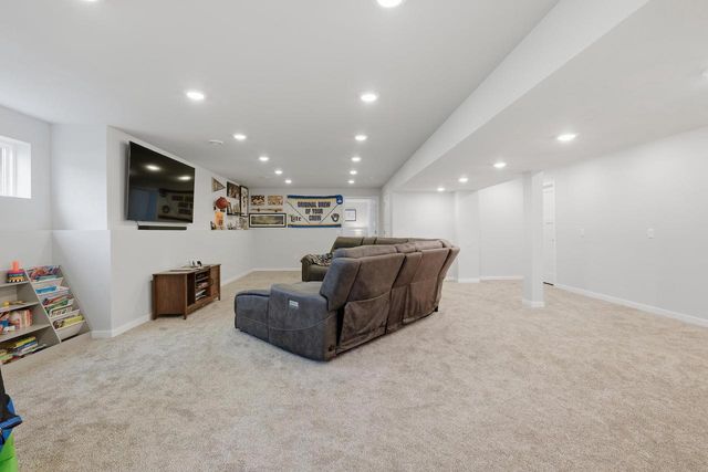 987 Griffin Way, Deforest, WI 53532