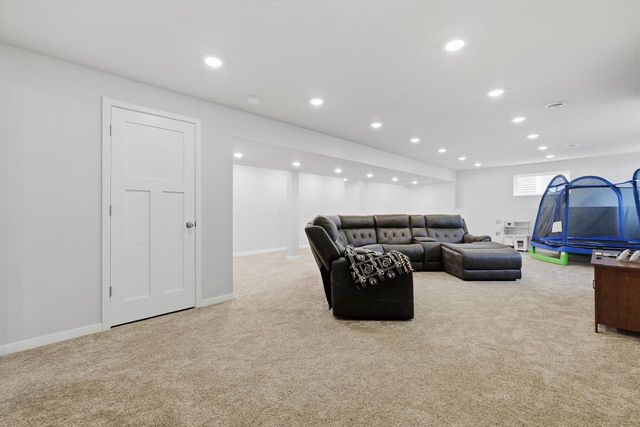 987 Griffin Way, Deforest, WI 53532