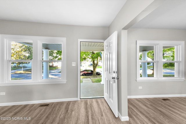 2447 Portsmouth Avenue, Toledo, OH 43613