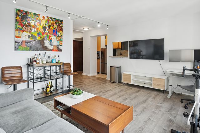 2909 N Sheridan Road 1001, Chicago, IL 60657