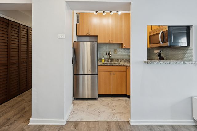 2909 N Sheridan Road 1001, Chicago, IL 60657