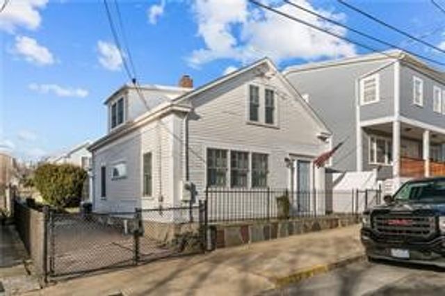 14 Dearborn Street, Newport, RI 02840