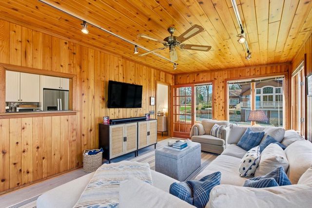 926 Sauganash DRIVE, Fontana, WI 53125