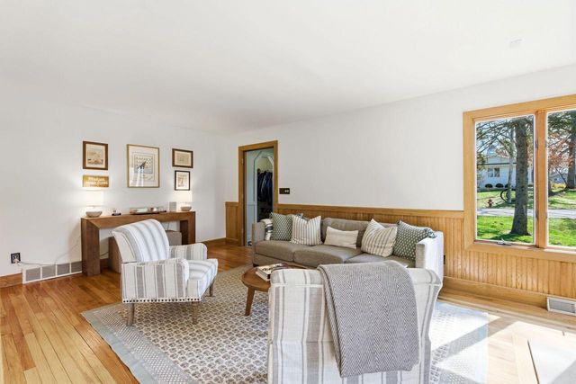 926 Sauganash DRIVE, Fontana, WI 53125