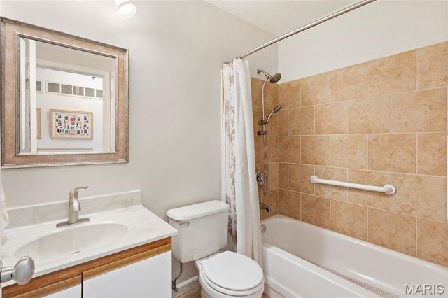 1927 Bennington Common Drive, St Louis, MO 63146