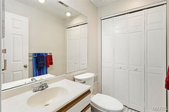 1927 Bennington Common Drive, St Louis, MO 63146