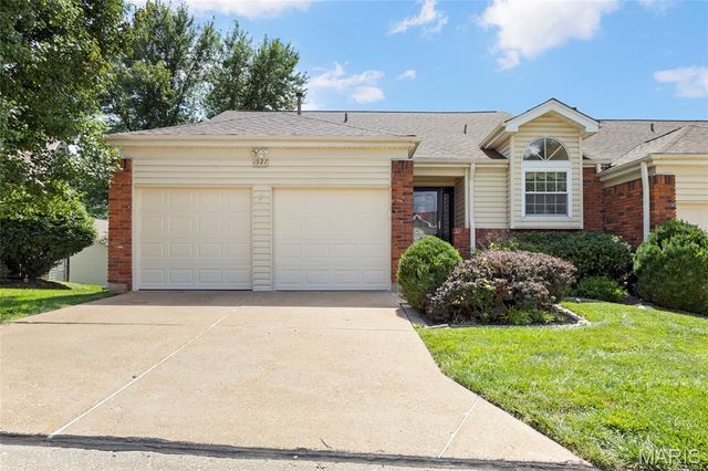 1927 Bennington Common Drive, St Louis, MO 63146