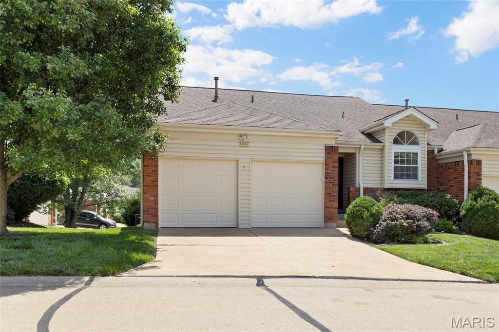 1927 Bennington Common Drive, St Louis, MO 63146