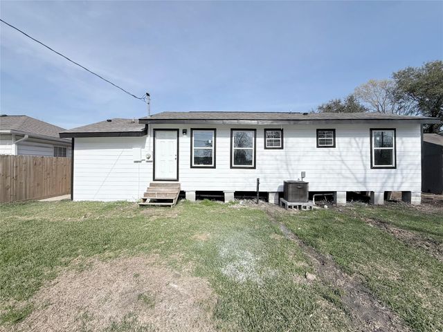 506 S Iowa Street, La Porte, TX 77571