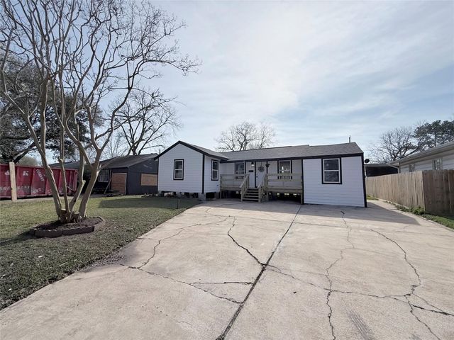 506 S Iowa Street, La Porte, TX 77571